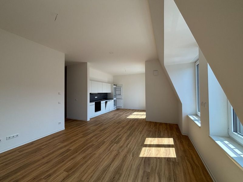 ERSTBEZUG! Hochwertige 3-Zi.-Whg. mit Tageslichtbad + EBK und Balkon !!!